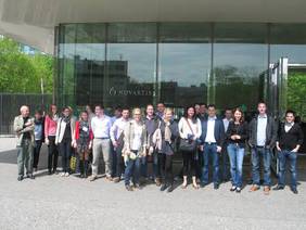 Zu Gast bei Novartis: Die Besuchergruppe der Hochschule für Wirtschaft und Umwelt vor der Firmenzentrale in Basel.