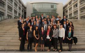 Die Besuchergruppe mit den HfWU-Studierenden auf den Stufen zur Shanghai Universität für Außenwirtschaft und Außenhandel.