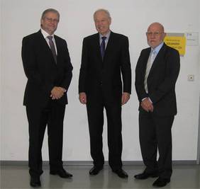 Bild (HfWU/Bossmeyer): Die Leiter des Campus of Finance an der HfWU, links, Professor Dr. Kurt M. Maier und rechts, Professor Dr. Peter Steinbrenner mit ihrem Gast Uto Baader.